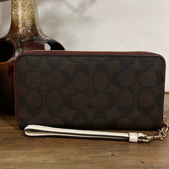 Coach Long Zip Around Wallet In Signature Canvas With Varsity Motif - Picture 3 of 12